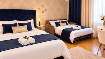 Een hotelkamer met twee bedden, een bureau en een stoel.