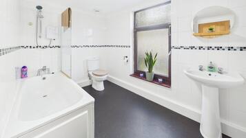 Deluxe Apartment | Bathroom