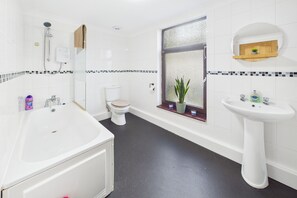 Deluxe Apartment | Bathroom