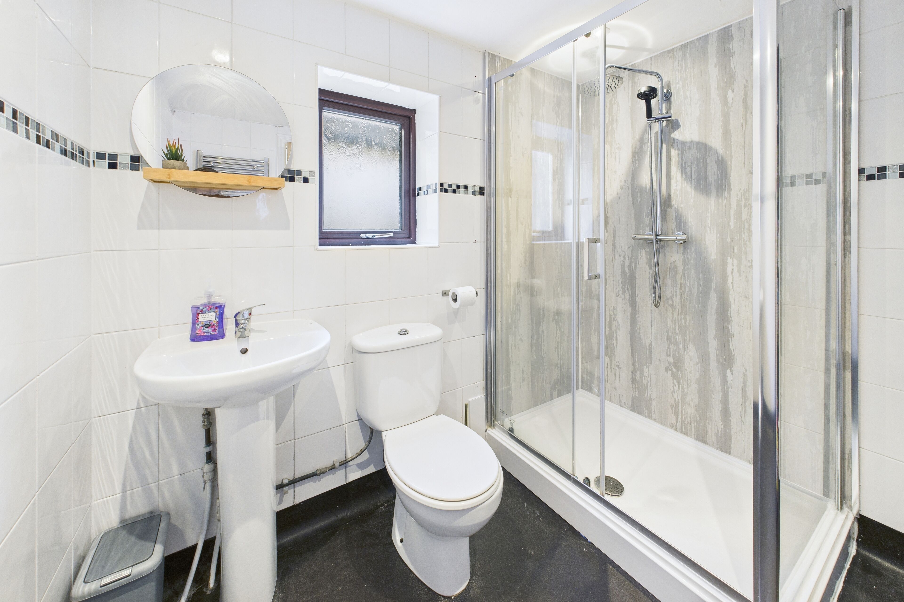 Deluxe Apartment | Bathroom