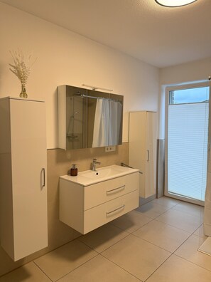 Douche, sèche-cheveux, bidet, serviettes fournies