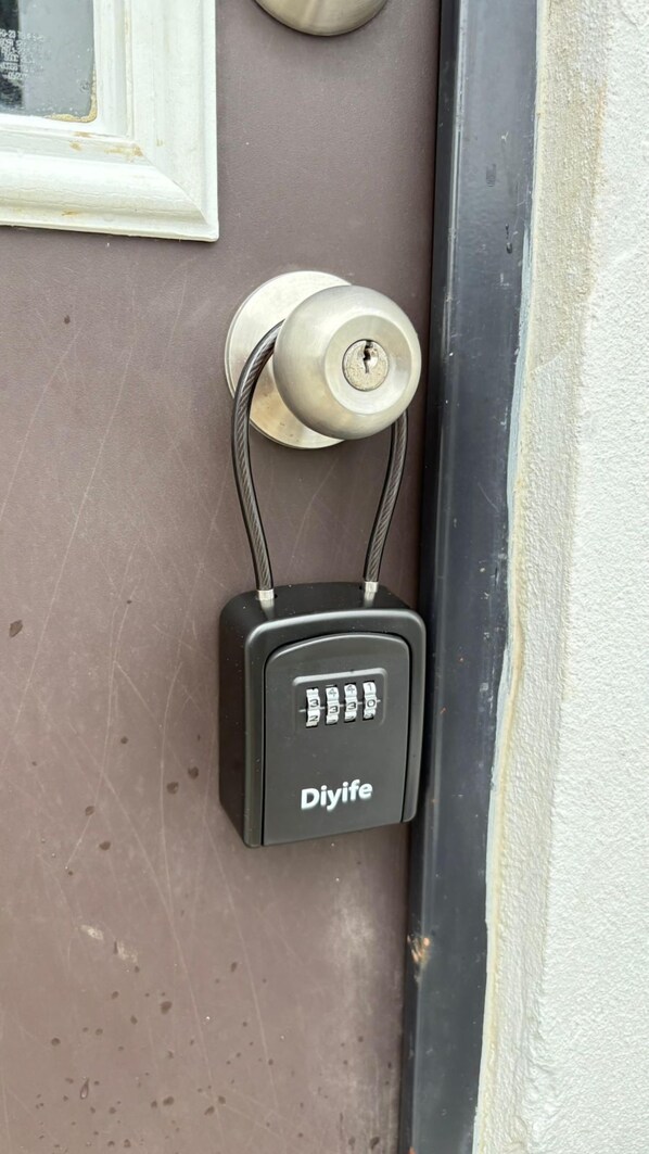 A door lock with a keyhole and a combination dial labeled "Diylife".