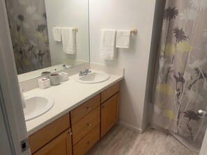 Haartrockner, Handtücher, Seife, Toilettenpapier