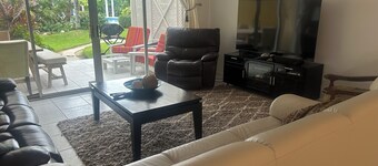 LARGE 3 BED POOL VIEW CONDO SET AMID TROPICAL GARDENS WITH GREAT SHORE DIVING