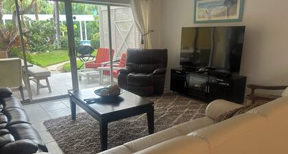 LARGE 3 BED POOL VIEW CONDO SET AMID TROPICAL GARDENS WITH GREAT SHORE DIVING