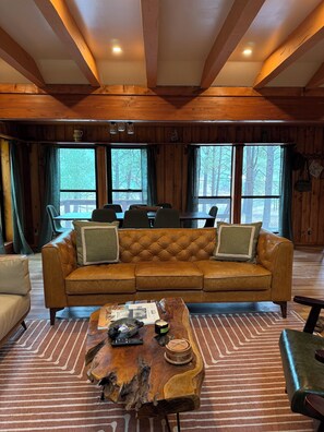 Una Smart TV, una chimenea