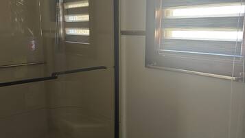 シャワー、ヘアドライヤー、タオル、石鹸