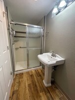 Habitación individual junior | Baño | Secador de pelo, jabón, champú y papel higiénico