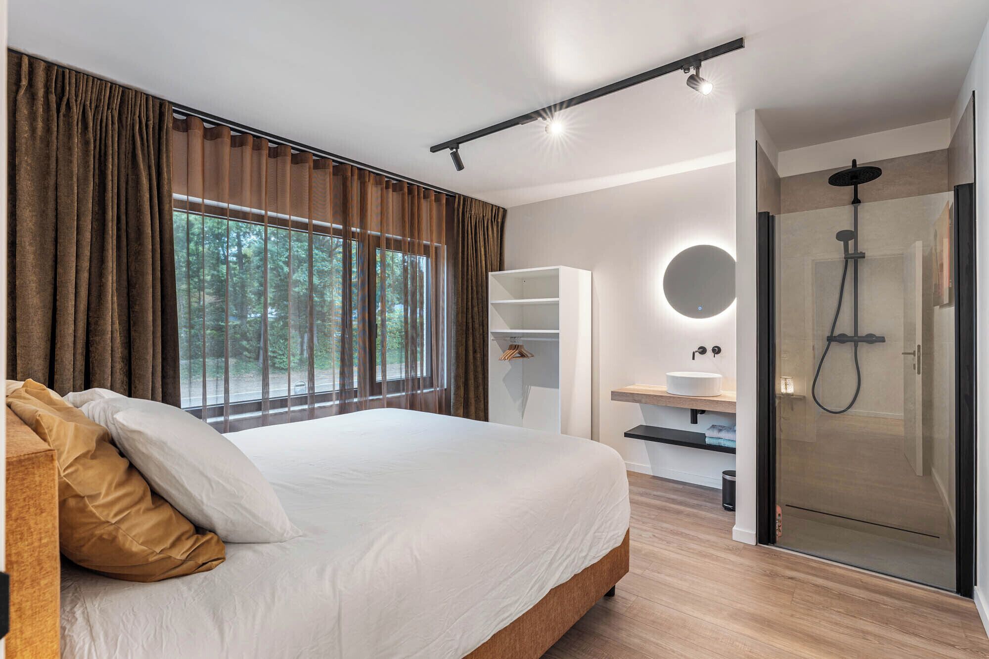 5 makuuhuonetta, silitysrauta/-lauta, internet, vuodevaatteet