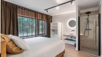 5 bedrooms, iron/ironing board, internet, bed sheets