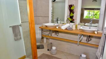 SĂšche-cheveux, serviettes fournies, savon, papier toilette