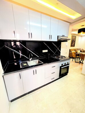 Réfrigérateur, micro-ondes, four, plaque de cuisson