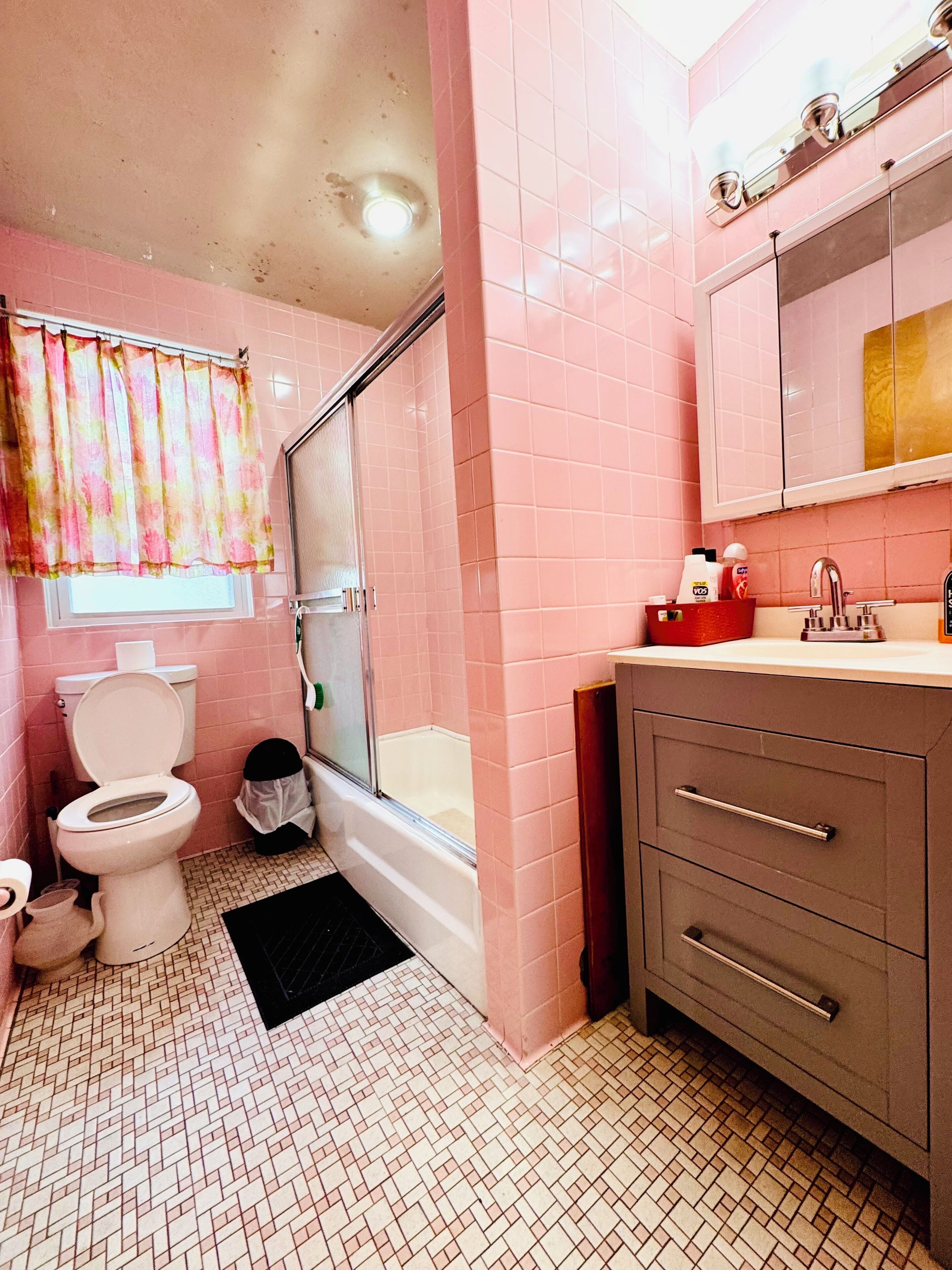 Toallas, jabón, papel de baño 