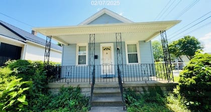 Charming 2-bedroom house with AC near Niagara Falls can sleep upto 8