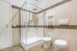 Dusche, Haartrockner, Bidet, Handtücher