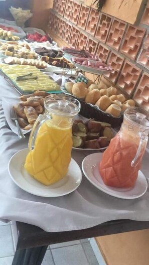Free daily buffet breakfast - Pousada Oasis Beach Club (Canavieiras)