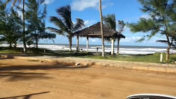 Una playa cerca, arena blanca