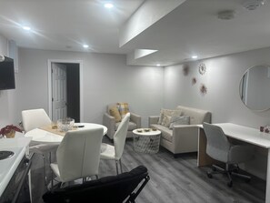 Dining - Beautiful, newly renovated, very well maintained and clean studio basement, (Mississauga)