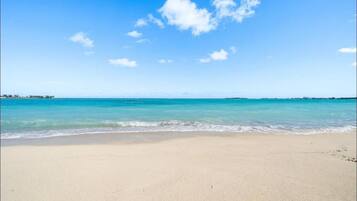 Beach nearby, sun loungers, beach towels