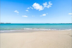 T æt på stranden, liggestole, badehåndklæder