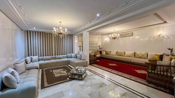 위성 채널 시청이 가능한 150cm 스마트 TV