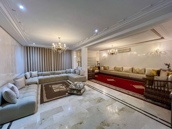 150-cm Smart TV with satellite channels - Chic 4BR with Jacuzzi-Fez New City Stay (Fes)