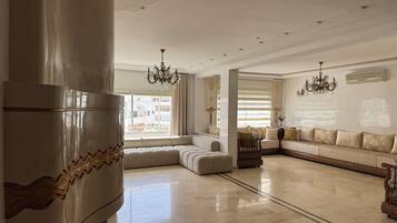 Căn hộ Deluxe, ban công, quang cảnh thành phố | Khu phòng khách | Smart TV 150-cm có truyền hình vệ tinh