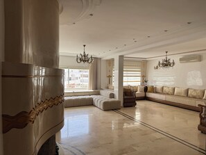 ดีลักซ์อพาร์ทเมนท์, ระเบียง, วิวเมือง | บริเวณนั่งเล่น | สมาร์ททีวี 150 ซม. พร้อมช่องดาวเทียม