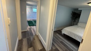 Ein Schlafzimmer mit einem Bett, einem grünen Teppich und einer Pflanze.