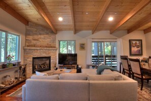 TV, fireplace, stereo - Palisades-Alpine Home w/ Hot Tub (Alpine Meadows)