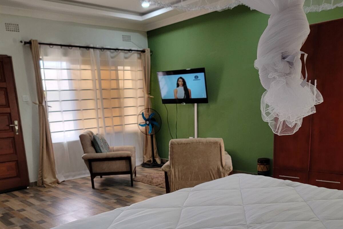Deluxe Studio Suite | Down comforters, laptop workspace, blackout drapes, soundproofing