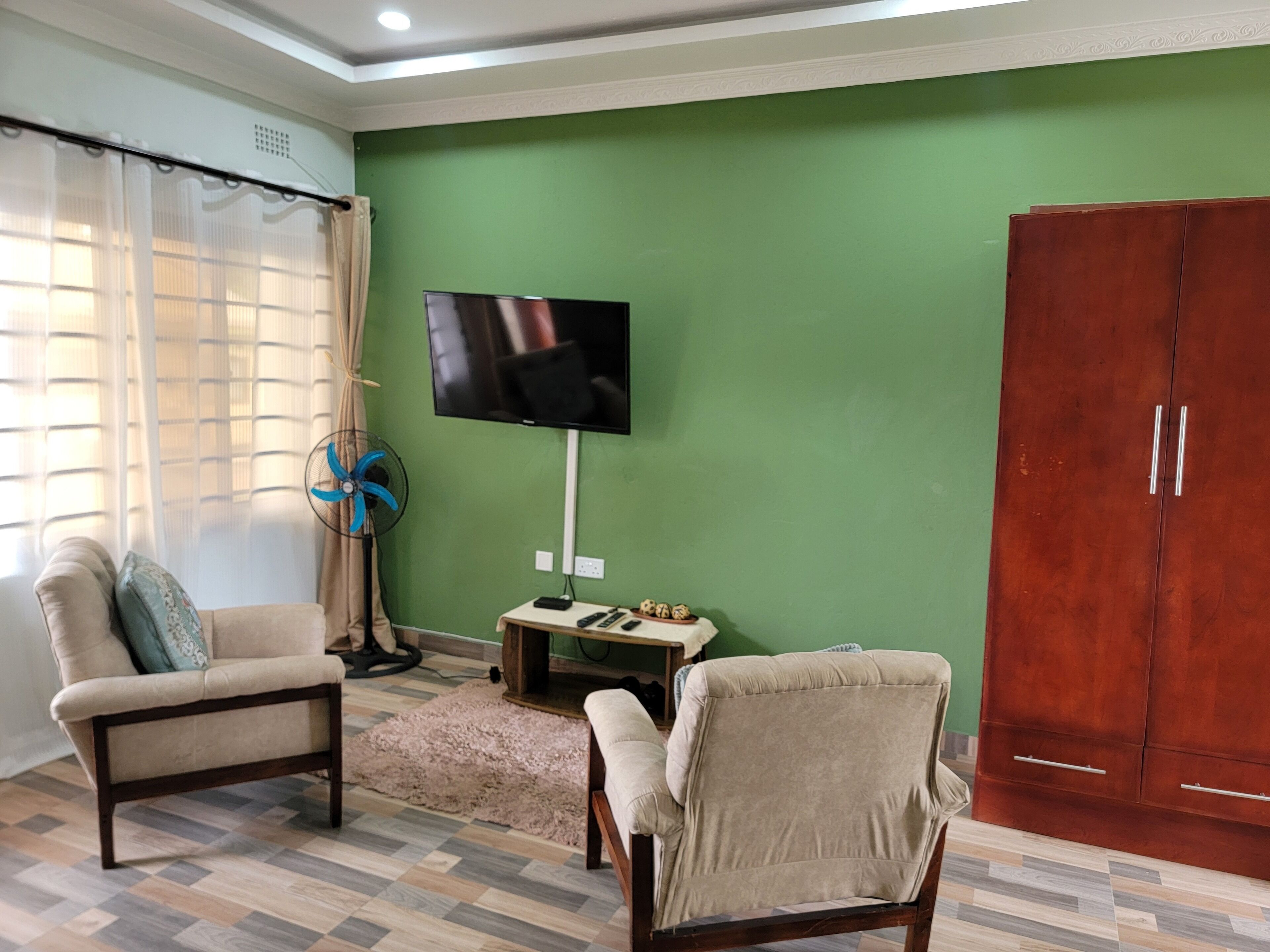 Deluxe Studio Suite | Living area | Flat-screen TV