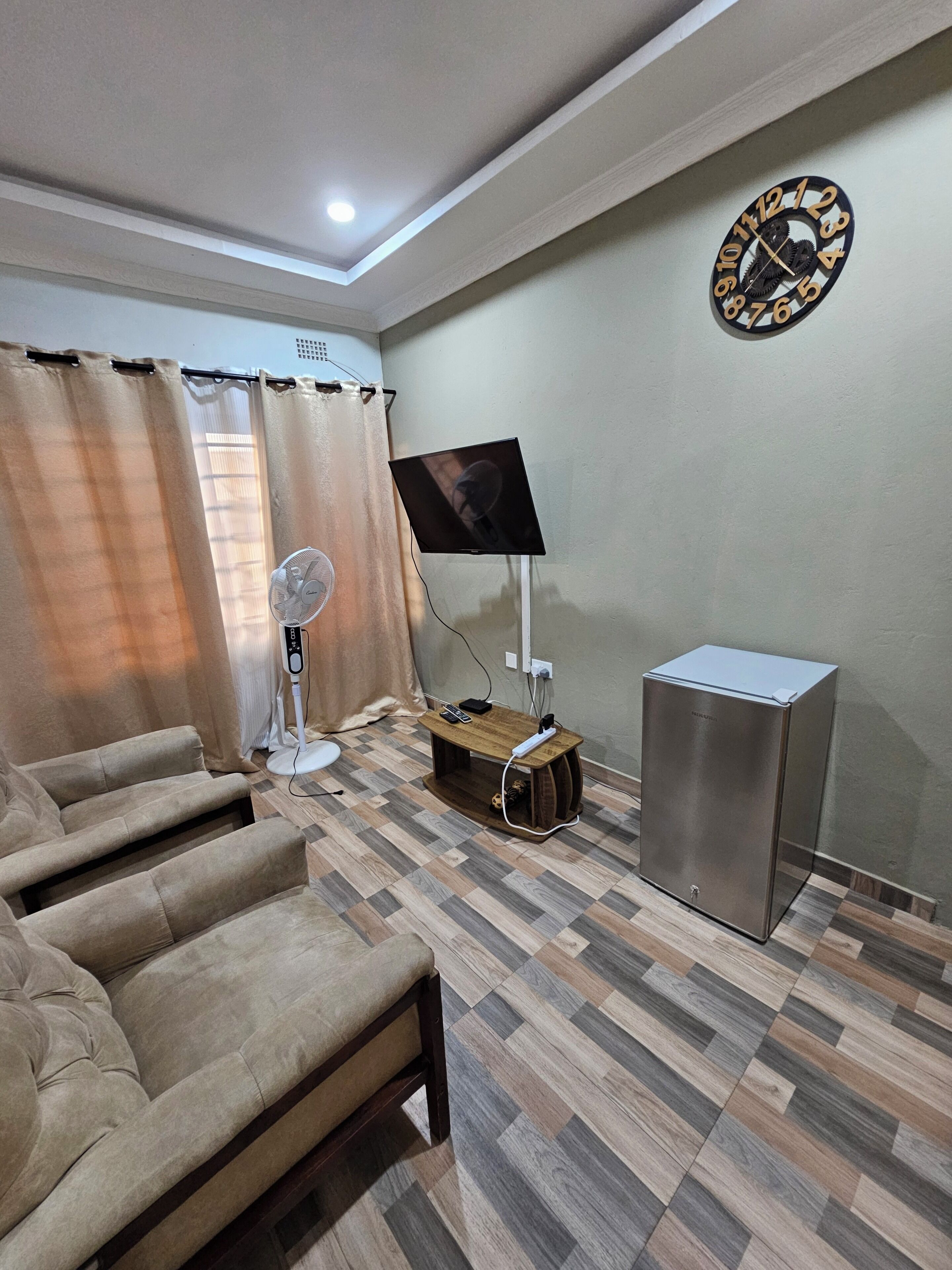 Deluxe Studio Suite | Living area | 42-inch flat-screen TV with satellite channels, TV