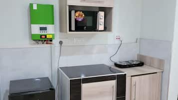 Habitació doble Comfort | Cuina privada | Frigorífic, microones i placa de cuina
