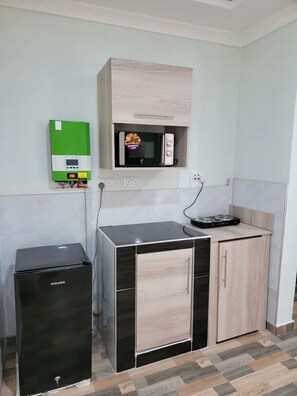 Habitación doble Confort | Cocina privada | Refrigerador, microondas, parrilla de estufa y utensilios de cocina 