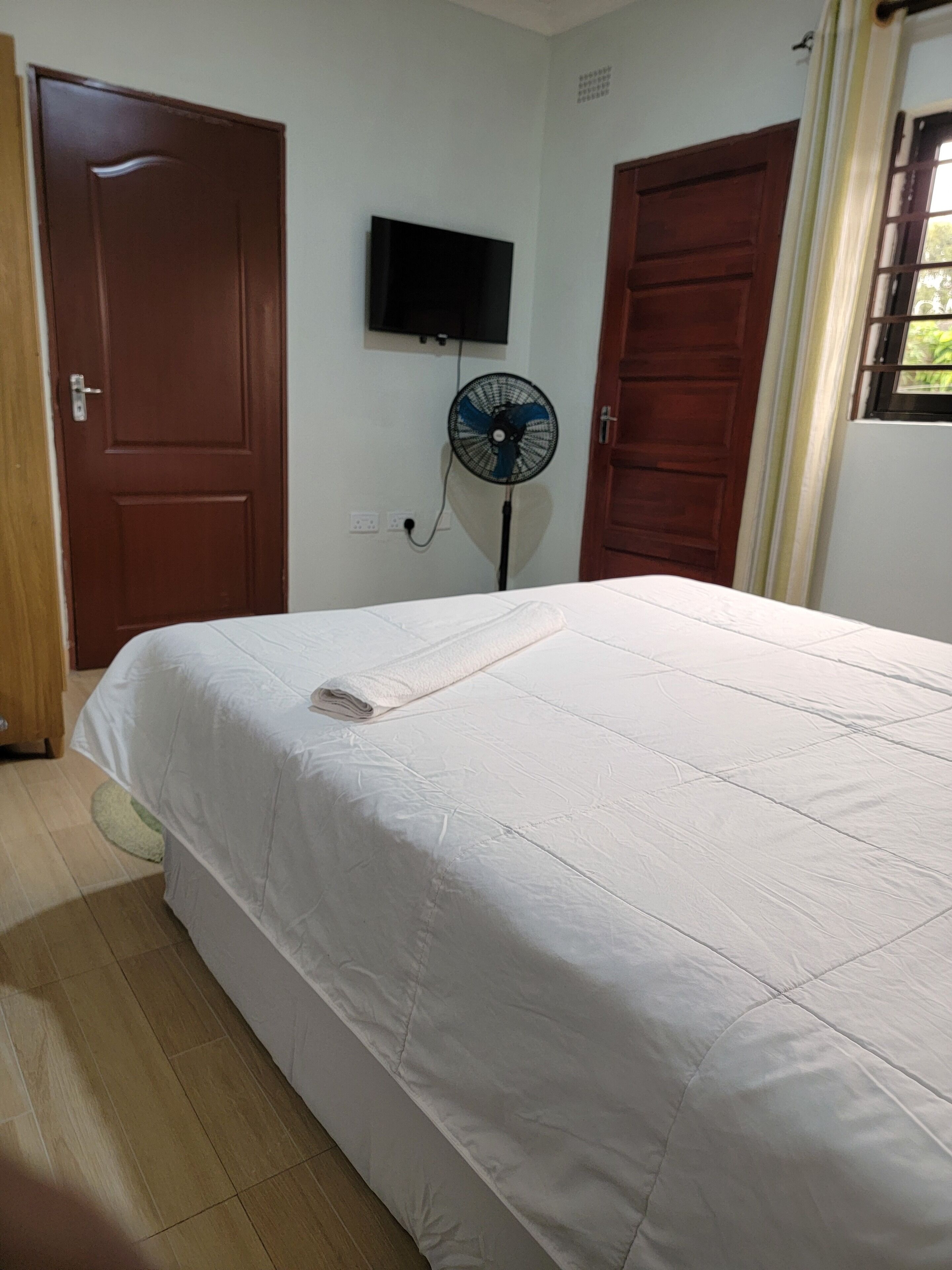 Gebar bulu kapas, dihias secara berasingan, ruang kerja komputer riba 