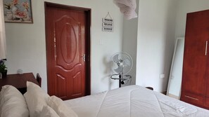 Habitación doble Confort | Edredón, decoración personalizada y espacio para trabajar con laptop 