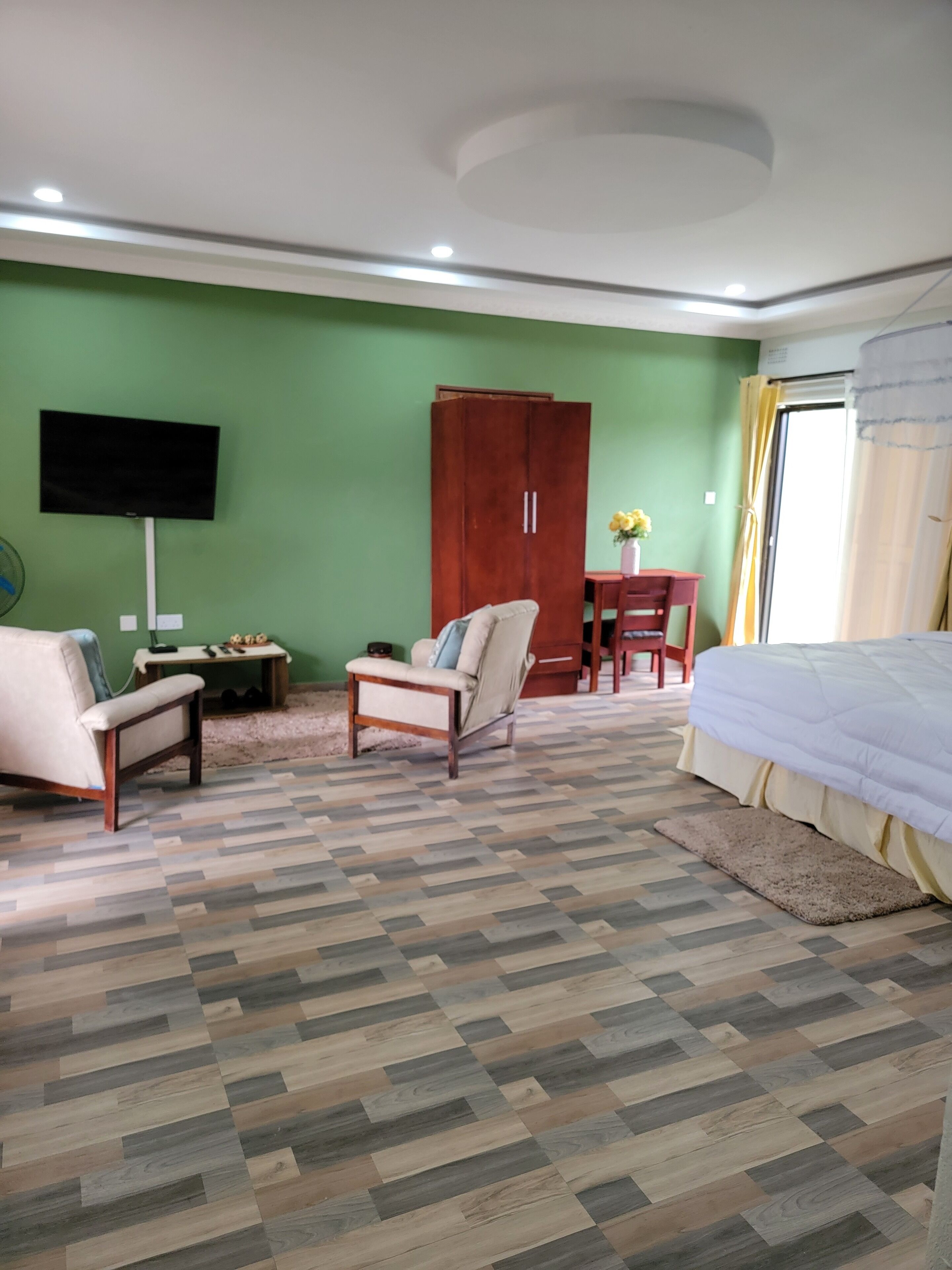 ห้องดีลักซ์สตูดิโอสวีท | ผ้านวมขนเป็ด, ห้องพักตกแต่งอย่างมีเอกลักษณ์, พื้นที่ทำงานแบบใช้แล็ปท ็อป