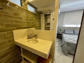 Douche, sèche-cheveux, serviettes fournies, savon