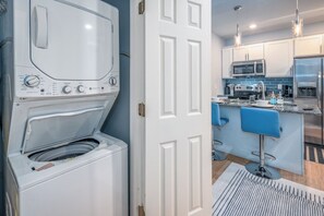 冰箱、微波炉、烤箱、炉灶