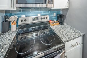 冰箱、微波炉、烤箱、炉灶