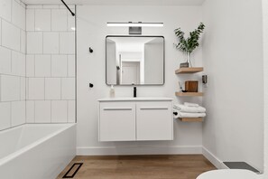 Hårføner, håndklær, såpe og toalettpapir