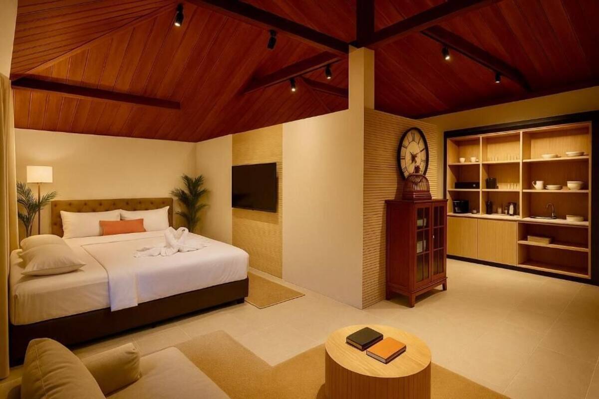 Une chambre à coucher avec un lit, une table de chevet et une armoire en bois dotée d’étagères.