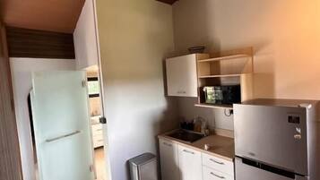 Deluxe Suite, Balcony, Lake View | Private kitchen