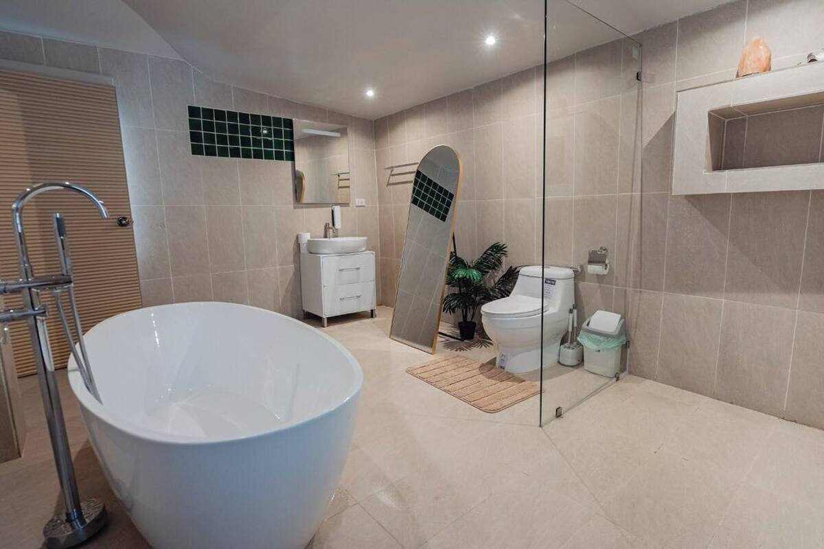 Superior Villa, Pool View | Bathroom