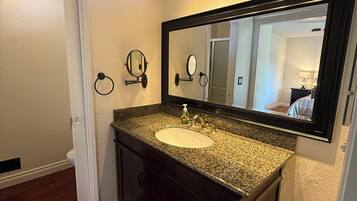 Ducha, secador de pelo y jabón