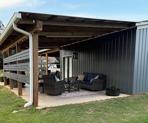 Terrace/patio - Meadow Run Studio—Farm Stay (Robertsdale)