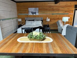 アイロン / アイロン台、WiFi (無料)、ベッドシーツ