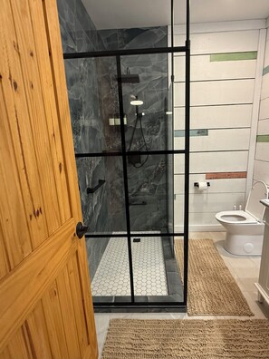 Een douche, een haardroger, handdoeken, zeep