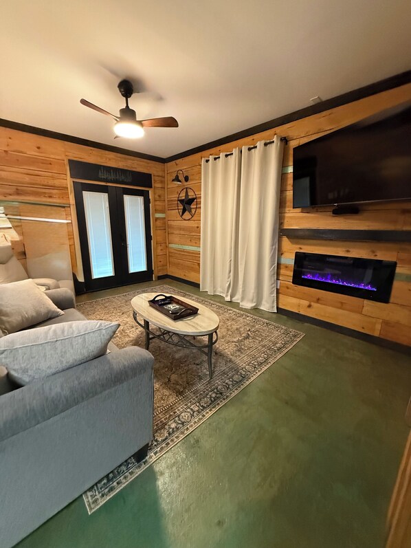 Smart TV, fireplace - Meadow Run Studio—Farm Stay (Robertsdale)